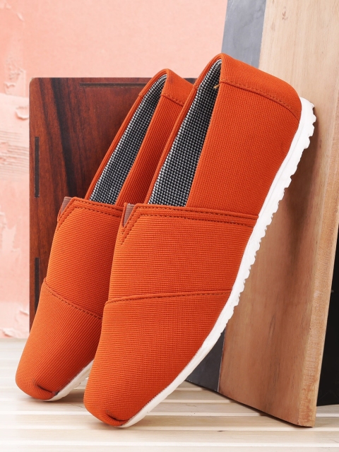 

Woakers Men Rust Slip-On Sneakers