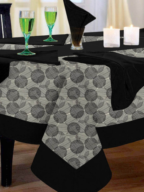 

Lushomes Multi Geometric Printed 4 Seater Table Linen Set