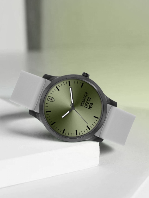 

The Roadster Lifestyle Co Men Green Brand Logo Print Dial & Grey Regular Strap Analogue Watch RD-AW21-1C