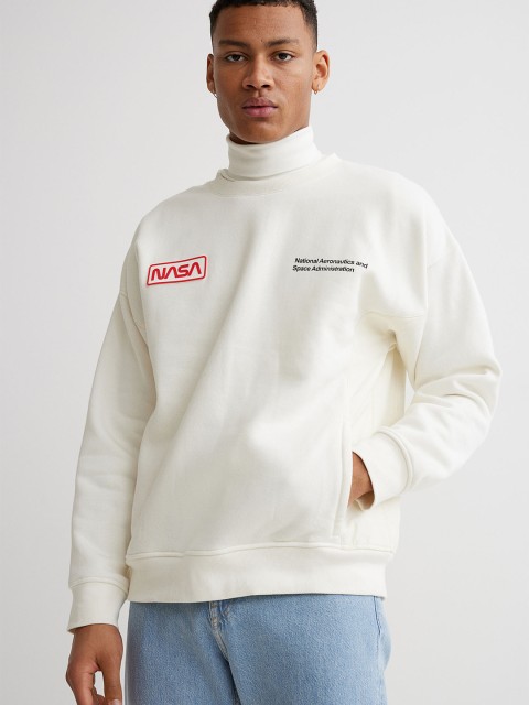 

H&M Men White & Red Regular Fit Zip-Pocket Sweatshirt