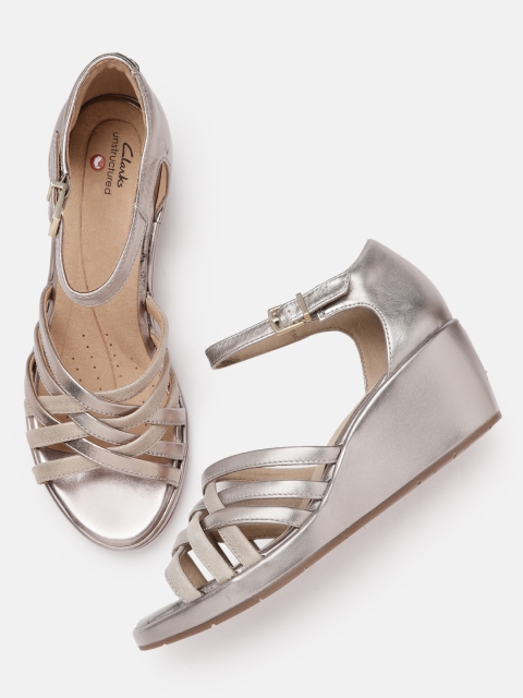 

Clarks Muted Gold-Toned Solid Criss-Cross Leather Mid-Top Wedges