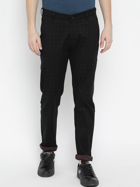 

V2 Value & Variety Men Black Checked Trousers