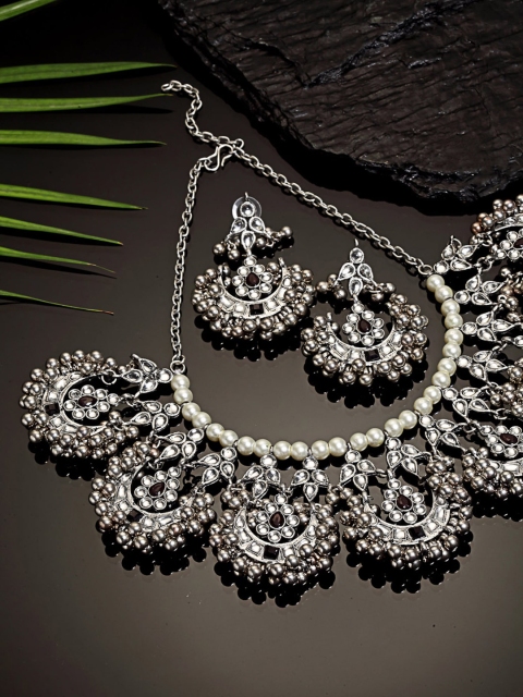 

KARATCART Silver-Toned & Black Kundan-Studded Jewellery Set