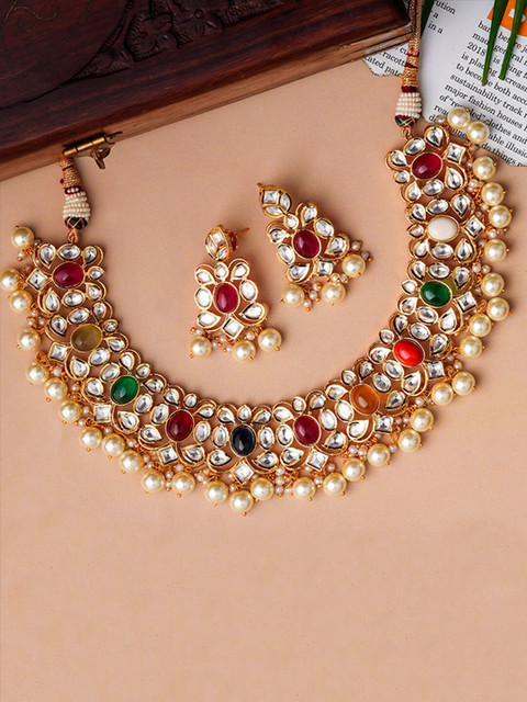 

Queen Be Women Gold-Toned & White Kundan Stone Studded Jewellery Set