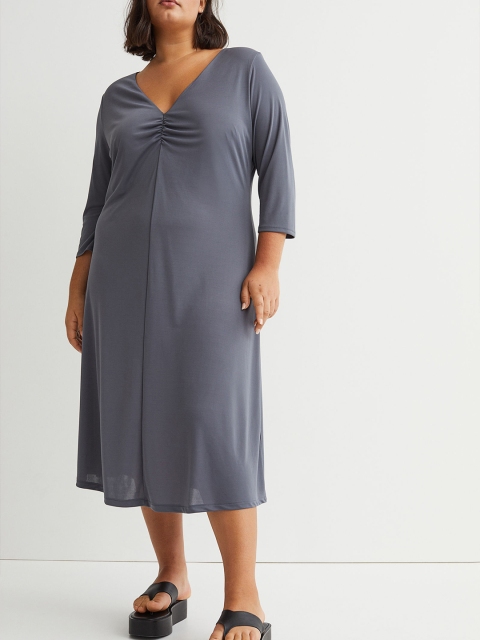 

H&M Plus Size Woman Grey V-neck dress