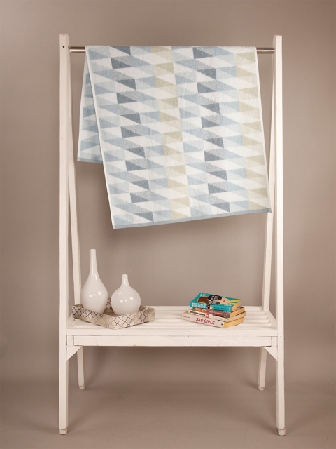 

Ariana Unisex Blue & White Printed 600 GSM Cotton Bath Towel