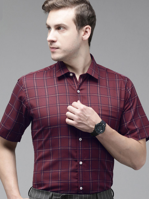 

Van Heusen Men Burgundy & Navy Blue Custom Fit Tartan Checked Cotton Smart Casual Shirt