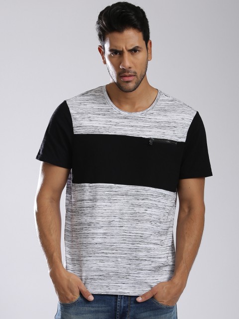 

GUESS Men Off-White & Black Colourblocked Round Neck T-shirt