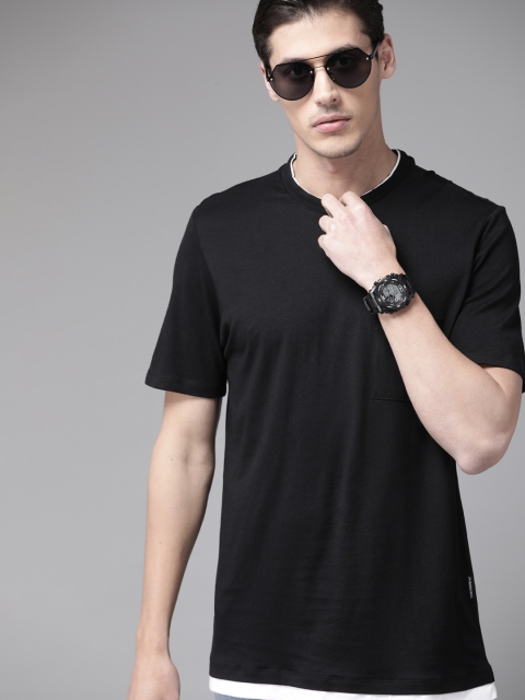 

The Roadster Lifestyle Co Men Black Solid Pure Cotton T-shirt