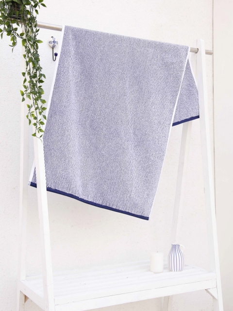 

Ariana Navy Blue & White Striped Cotton 600 GSM Bath Towel