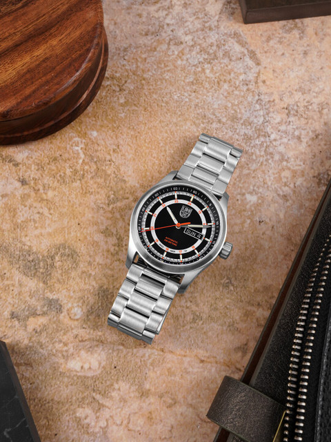 

Luminox Men Black Dial & Silver Toned Analogue Automatic Motion Watch - XL.1902
