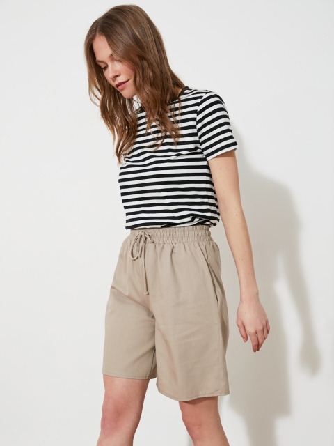 

Trendyol Women Grey Solid Shorts