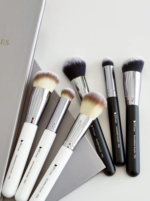 

Ducare Women Black Set Of 3 PCs Makeup Kabuki Brushes & 3 PCs Foundation Brush, White