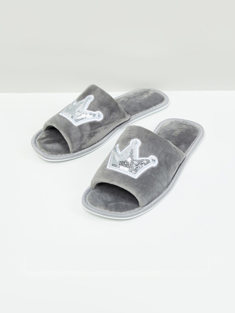

max Women Grey Printed Open Toe Flats