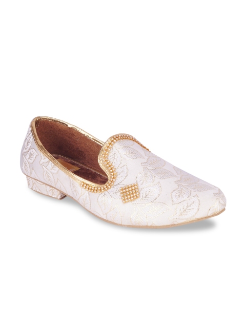 

HOUSE OF JUTTI Men White & Gold-Toned Ethnic Motifs Embroidered Mojaris