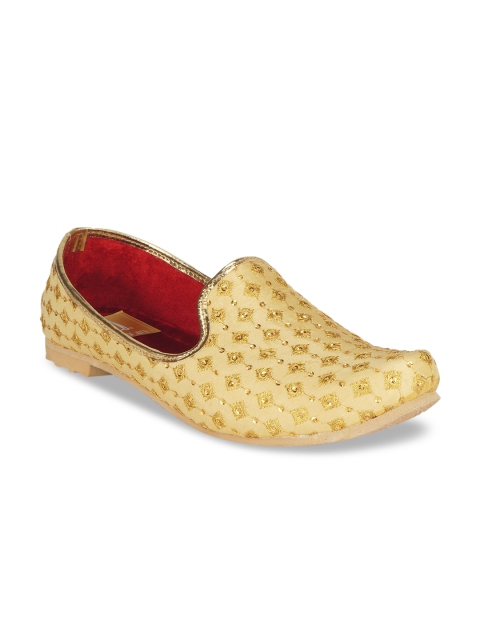 

HOUSE OF JUTTI Men Gold-Toned Ethnic Motifs Embroidered Mojaris