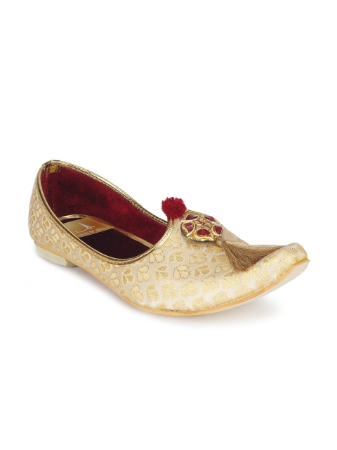 

HOUSE OF JUTTI Men Gold-Toned Woven Design Mojaris