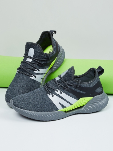 

max Men Grey Woven Design PU Sneakers