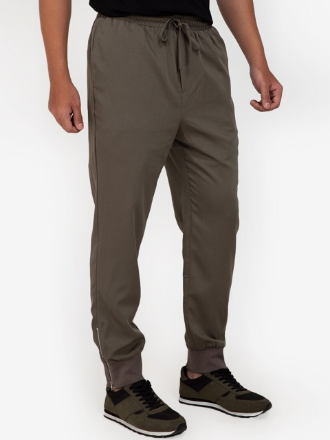 

ZALORA BASICS Men Green Solid Regular Trousers