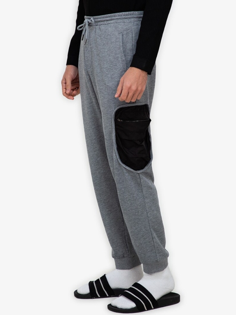 

ZALORA BASICS Men Purple Solid Joggers, Grey