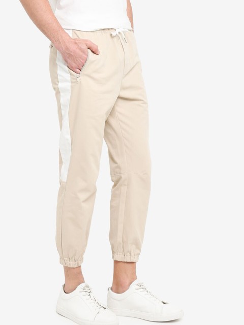 

ZALORA BASICS Men Beige Classic Easy Wash Joggers Trousers