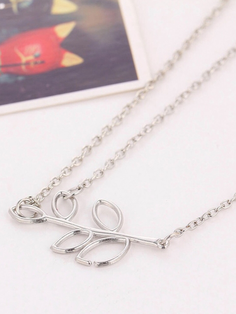 

Vembley Silver-Plated Leaf Pendant Necklace