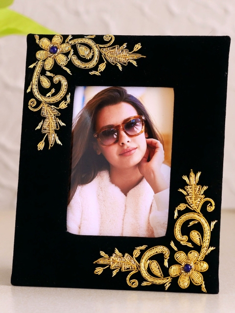

Ferns N Petals Black & Gold-Toned Table-Top Photo Frame