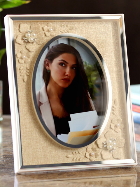 

Ferns N Petals Beige & Silver-Toned Table Photo Frame