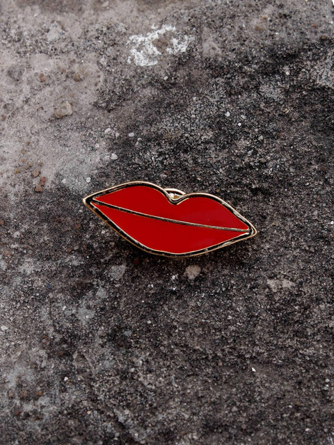 

Bellofox Unisex Red & Gold-Toned Lips Brooch