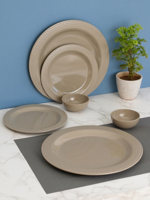 

LIVING ROOTS Set Of 18 Beige Solid 100% Melamine Dinner Set, Brown