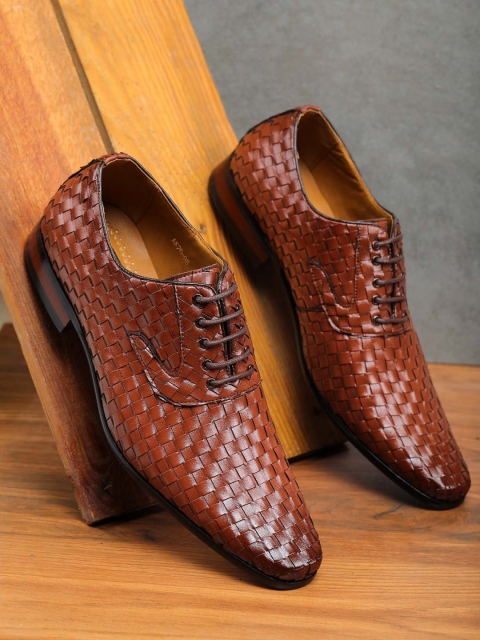 

LONDON STEPS Men Brown Woven-Design Patent Leather Formal Oxfords