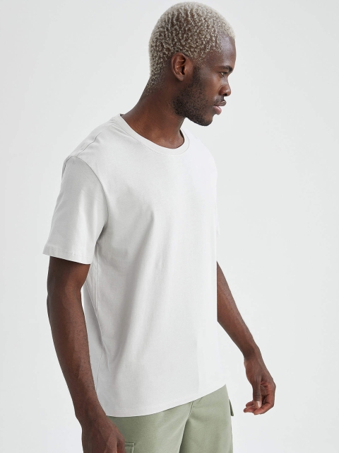 

DeFacto Men White Solid Cotton T-shirt