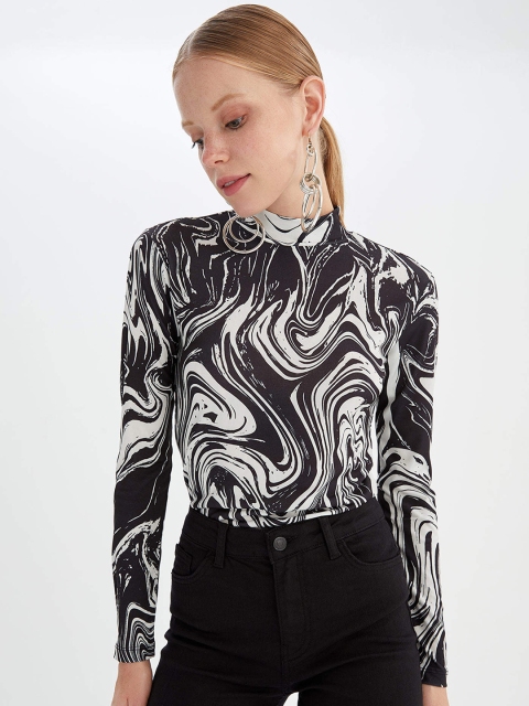 

DeFacto Black & White Printed Top