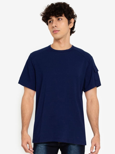 

ZALORA BASICS Men Navy Blue Solid Side Flap Pocket T-Shirt