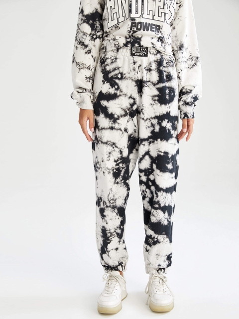 

DeFacto Women Black & White Abstract Print Relaxed Fit Mid-Rise Joggers