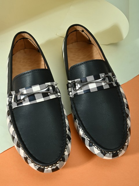 

INVICTUS Men Black Checked Loafers