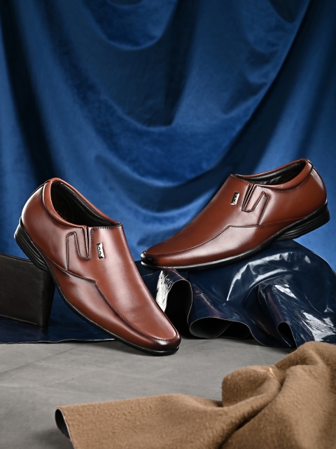 

INVICTUS Men Tan Solid Loafers