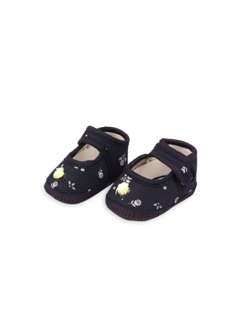 

Spiky Infants Kids Black & Yellow Self-Design Cotton Booties