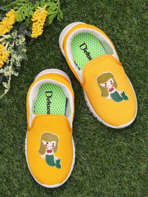 

DChica Girls Yellow Printed Slip-On Sneakers