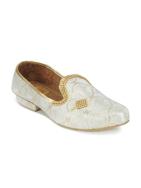 

HOUSE OF JUTTI Men White & Gold-Toned Ethnic Embroidered Mojaris