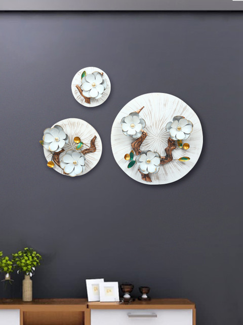 

Aapno Rajasthan White Disc Shaped Wall Decor