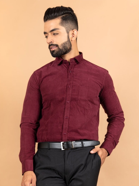 

Tistabene Men Burgundy Solid Cotton Casual Shirt