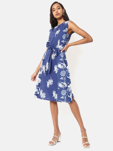 

Saaki Women Navy Blue Floral Printed Keyhole Neck Thread Work Kurta