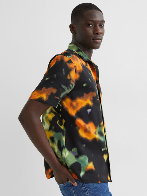 

H&M Men Black Short-sleeved patterned shirt