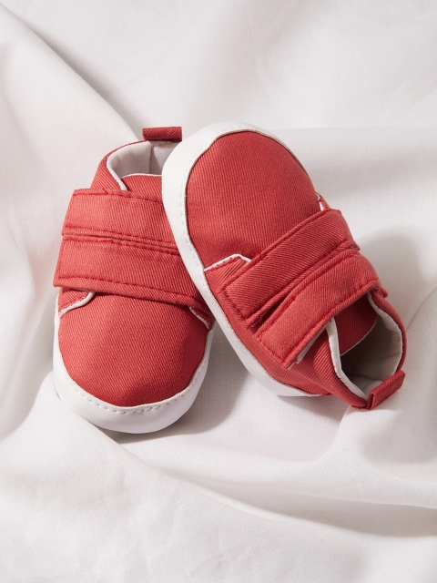 

CHiU Infant Unisex Pink & White Solid Booties, Red