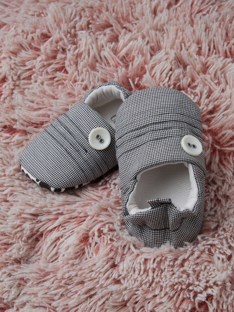 

CHiU Infant Kids Black & White Printed Cotton Booties