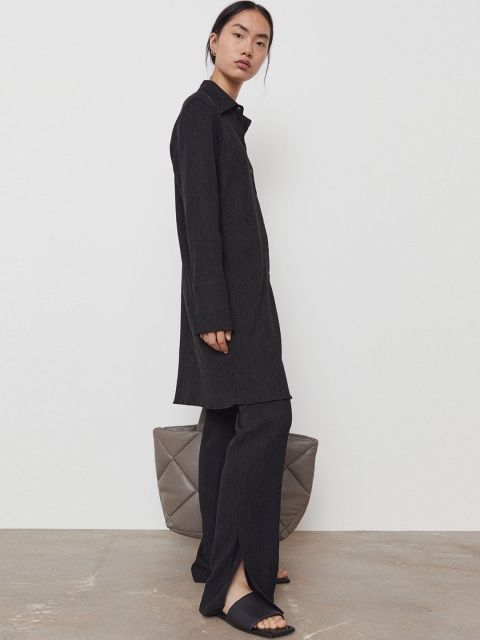 

H&M Women Black Solid Slit-Detail Crinkled Trousers