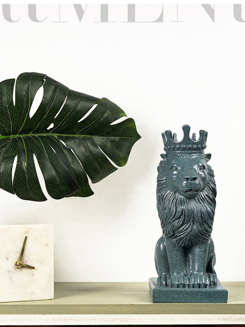

THE ARTMENT Silver-Coloured Nordic Minimalist Regal Lion Showpiece