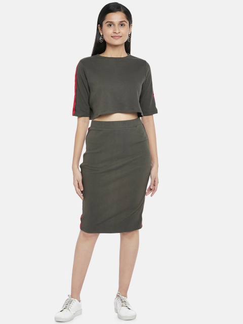 

People Women Green & Red Solid T-shirt with Skirt Set