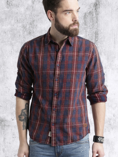 

Roadster Men Maroon & Navy Regular Fit Rugged Washed Checked Casual Shirt